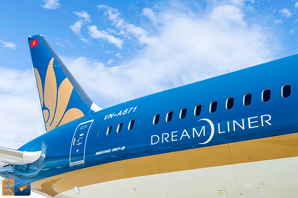 Thân máy bay Boeing 787 của Vietnam Airlines bị xe thang đâm thủng