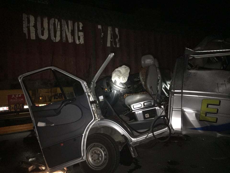 Xe khách biến dạng khi đâm xe container ở Hưng Yên, 16 người bị thương