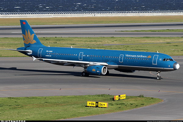 Lái xe thang chạy cắt mặt máy bay Vietnam Airlines ở Tân Sơn Nhất