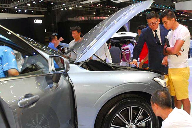 Sang tháng sau, ô tô nhập ồ ạt về, vào đợt giảm giá sâu