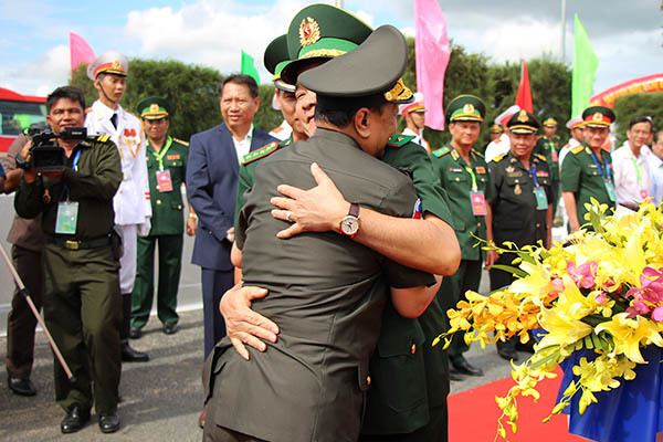 Cái ôm chặt của lãnh đạo Quốc phòng Việt Nam và Campuchia