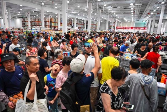 Giữa thương chiến, dân TQ chen nhau vào siêu thị Mỹ mới mở