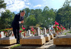 Lần đầu tiên Đại sứ Mỹ thắp hương tại nghĩa trang liệt sĩ Trường Sơn