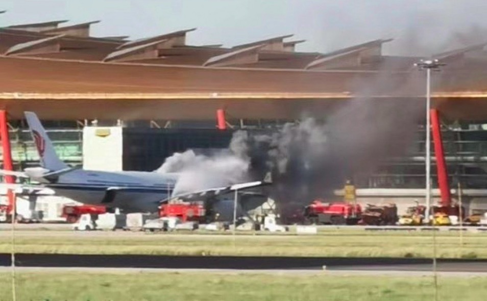 Máy bay TQ cháy, bốc khói mù mịt tại sân bay Bắc Kinh