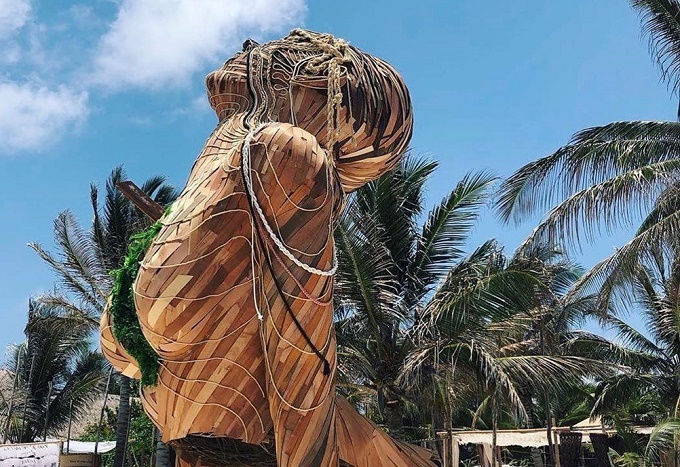 Resort ma mị với hình nhân gỗ khổng lồ tại thị trấn cổ ở Mexico