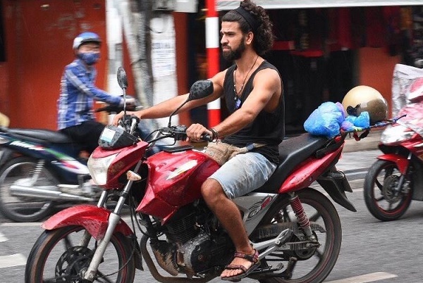 Làm sao phạt được khách Tây thách thức luật giao thông?