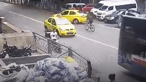 Xe đạp đâm taxi, tài xế thoát chết nhờ cú ngã kỳ lạ