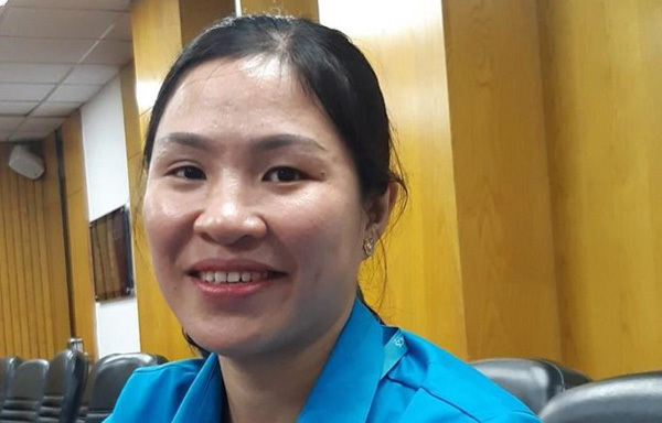 Vietnam Airlines employee returns lost bags to passengers