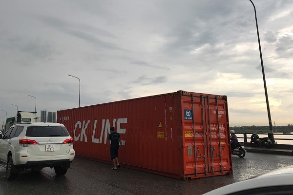 Thùng container liên tiếp rơi xuống đường khó xử tài xế, Bộ GTVT yêu cầu khẩn