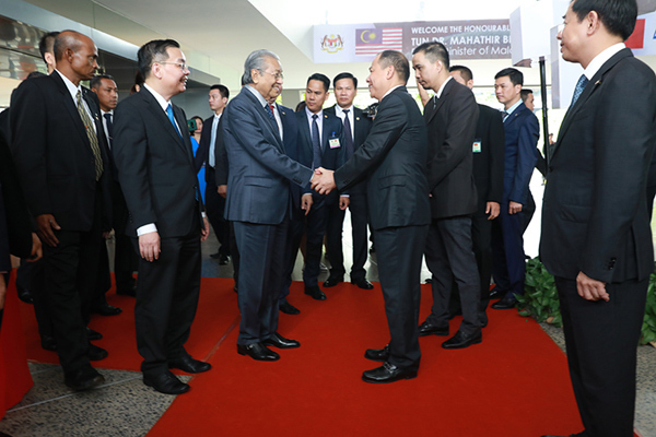 Thủ tướng Malaysia lái thử và hết lời khen ngợi xe VinFast