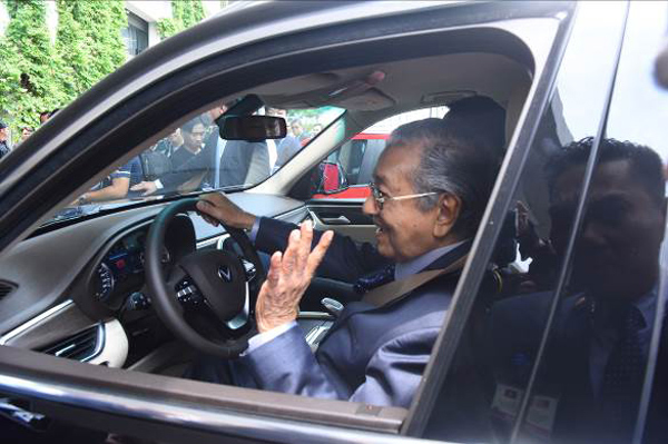 Thủ tướng Malaysia lái thử và hết lời khen ngợi xe VinFast