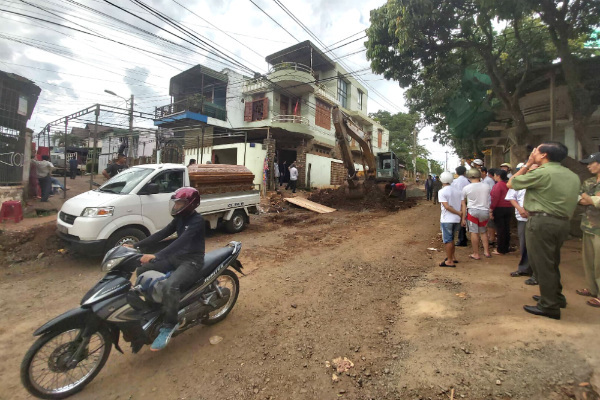 Trung tá công an ở Đắk Lắk bị xe ủi cán tử vong trước cửa nhà