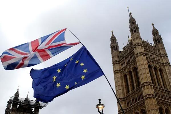Thủ tướng đòi đình chỉ quốc hội vì Brexit, nước Anh nín thở chờ cú sốc