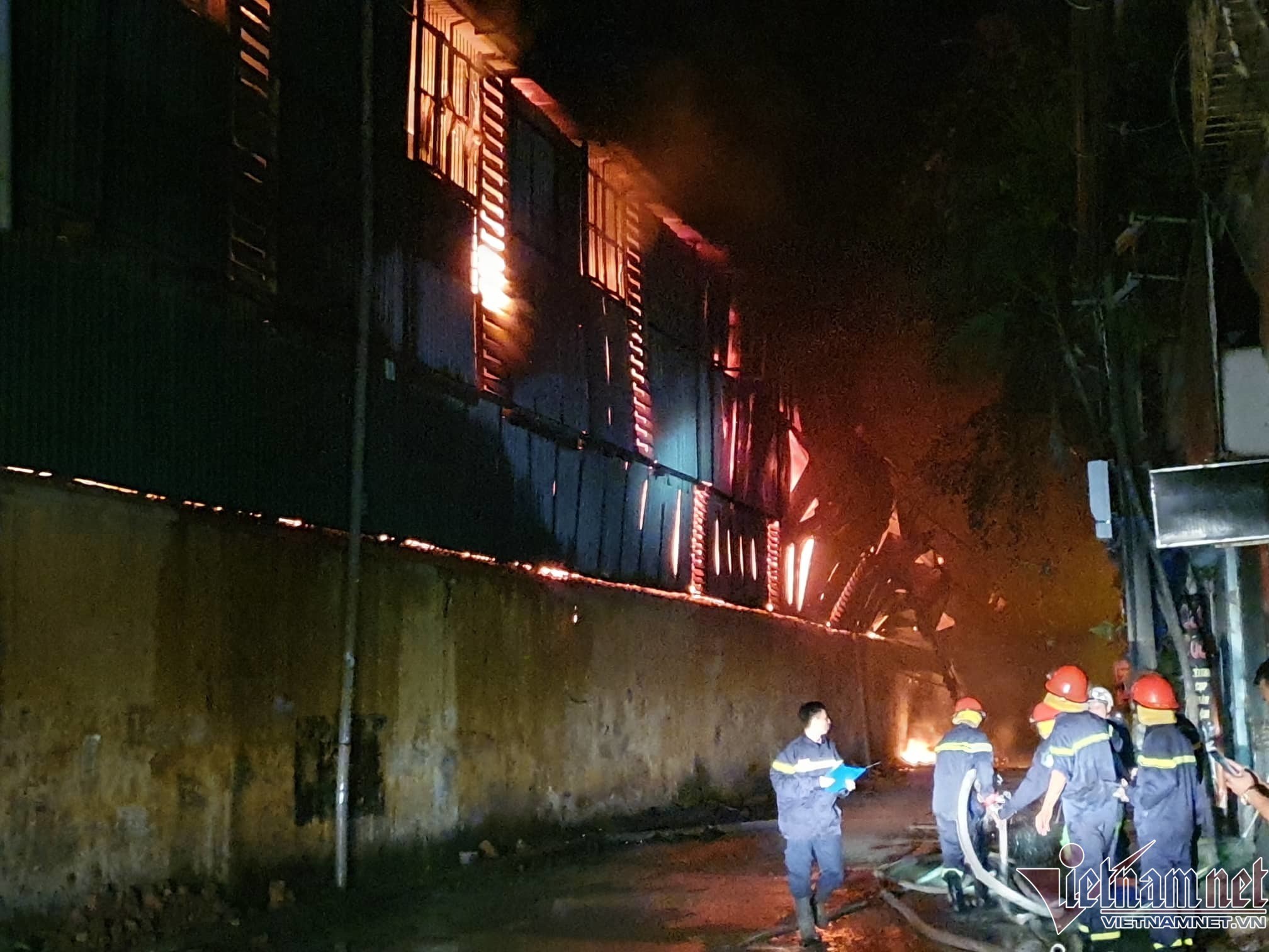 Hà Nội: Cháy rừng rực ở nhà máy bóng đèn phích nước Rạng Đông