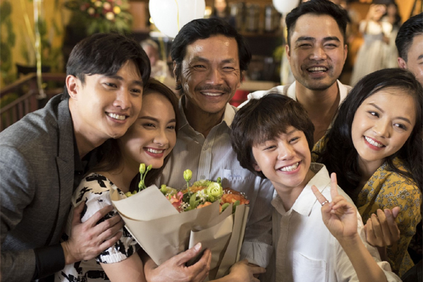 Dàn diễn viên 'Về nhà đi con' đồng loạt chúc mừng 'bố Sơn' Trung Anh