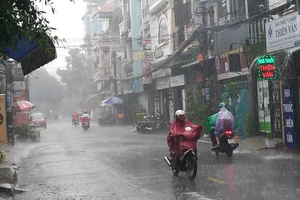 Ảnh hưởng bão số 4, TP.HCM và các tỉnh Nam bộ có mưa to, sóng lớn