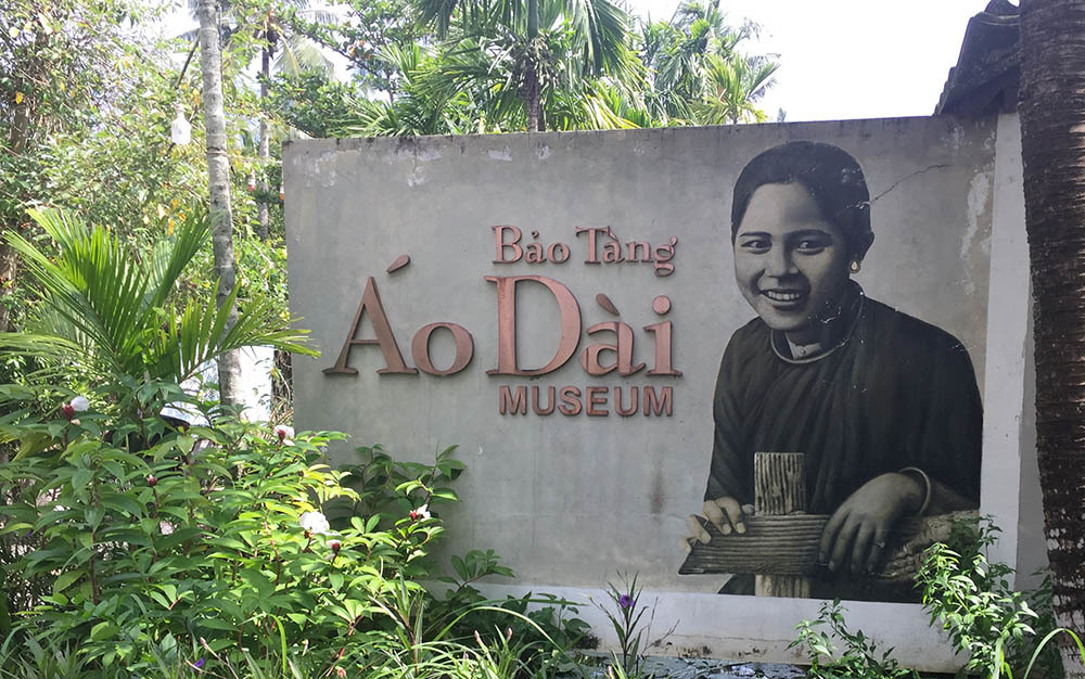 Những tà áo dài làm thổn thức một trời ký ức