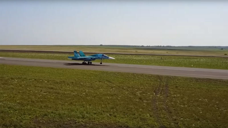 Xem siêu tiêm kích Su-34 Nga đáp xuống đường cao tốc