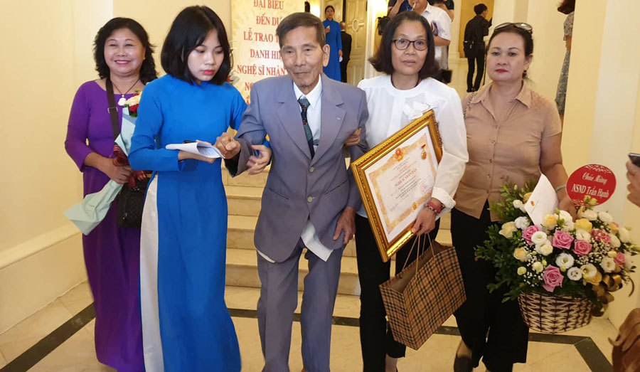 Gia đình dìu từng bước để nghệ sĩ Trần Hạnh lên nhận danh hiệu NSND