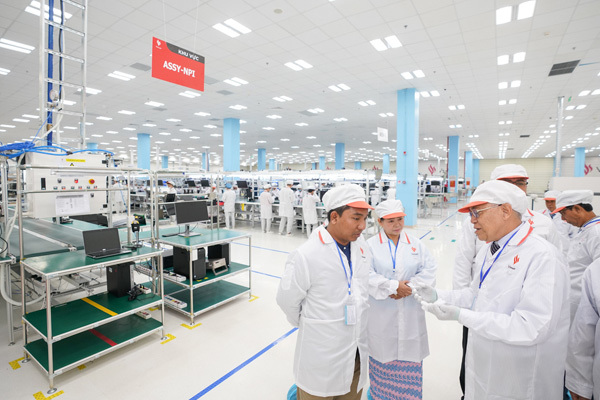 Chủ tịch Quốc hội vùng Yangon (Myanmar) ấn tượng với dây chuyền sản xuất điện thoại VinSmart