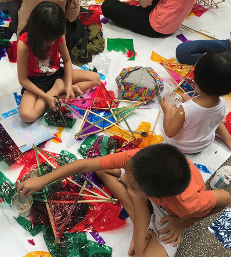 Making traditional lanterns to gift children in rural areas