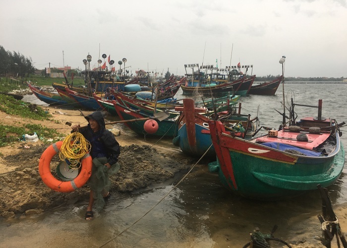 Tàu cá Quảng Bình hỏng máy, trôi ở vùng biển dự kiến tâm bão đi qua