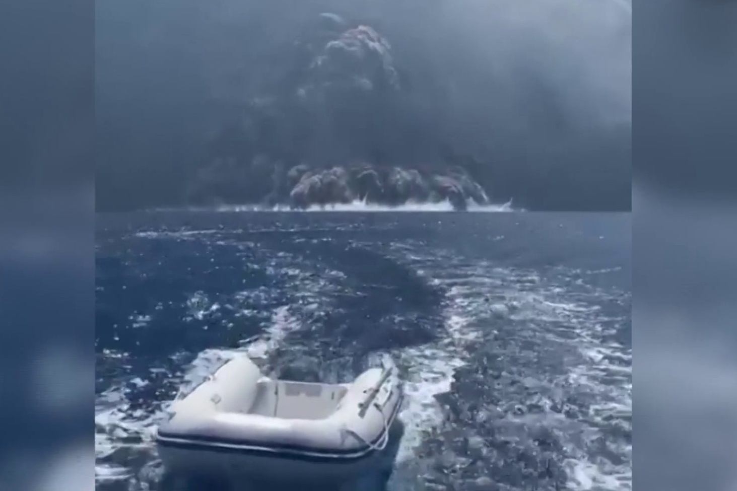Xem thuyền buồm chạy đua kịch tính với núi lửa phun trào
