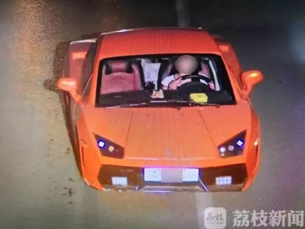 Lái Lamborghini nhái giá chỉ 48,6 triệu, nữ tài xế bị bắt