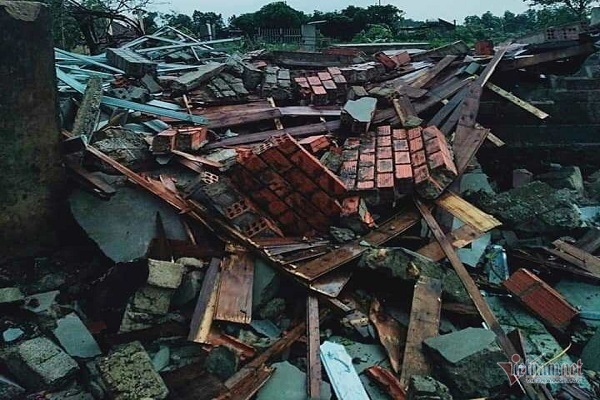 Lốc xoáy giật sập nhà ở Hà Tĩnh, 2 người bị thương