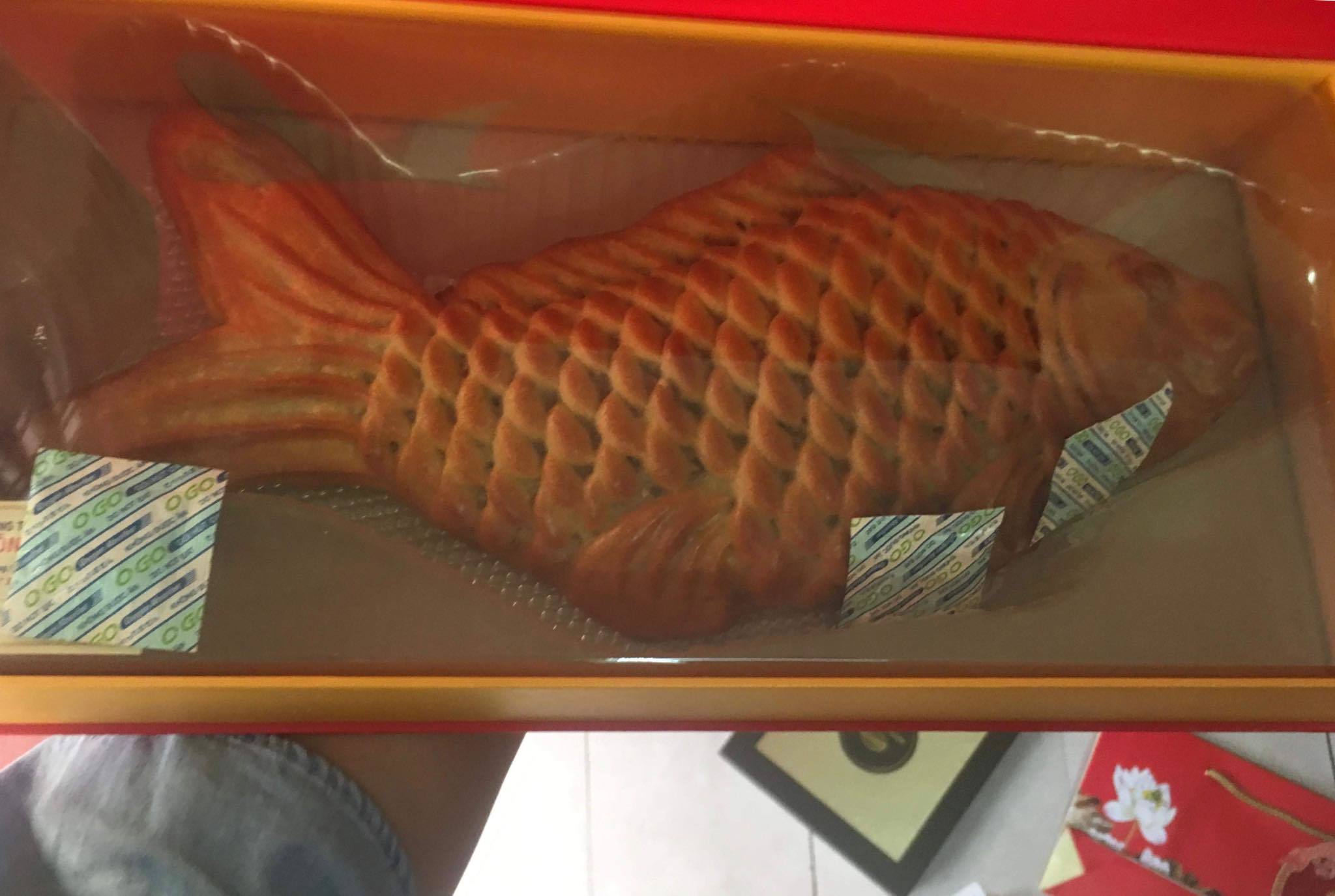 Bánh trung thu siêu to khổng lồ, nặng 4kg, cả nhà ăn không hết