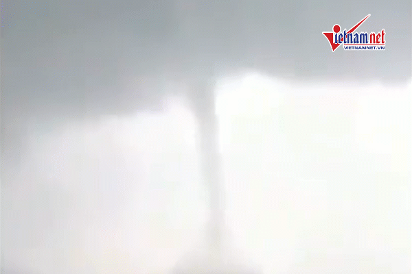 Vòi rồng cao hàng chục mét xuất hiện trên cảng Vũng Áng