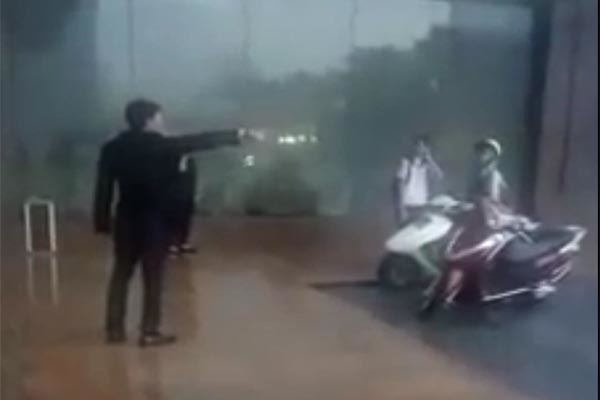 Video nhân viên khách sạn Grand Plaza ở Hà Nội đuổi người trú giông lốc