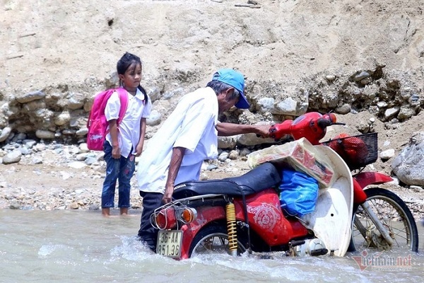 Bộn bề vào năm học mới sau lũ quét lịch sử