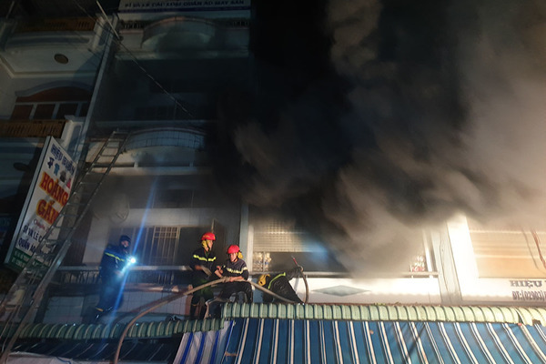 Cháy dãy nhà ở chợ Cà Mau, nhiều người nhảy từ tầng cao bị thương