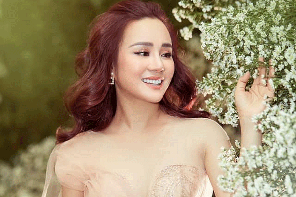Lý do Vy Oanh lấy chồng đại gia vẫn 'làm việc còng lưng'