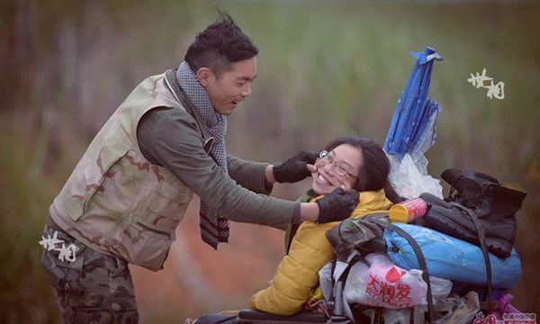Cùng bạn gái liệt nửa người đi phượt, cặp đôi nhận cái kết bất ngờ