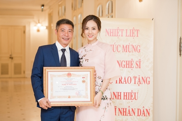 Vợ cũ gửi hoa, bạn gái nghẹn ngào khi Công Lý được trao tặng NSND