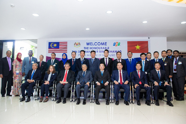 Thủ tướng Malaysia cùng Chủ tịch HĐQT FPT trao đổi về chuyển đổi số