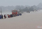 Xe khách Thanh Hóa cố vượt biển nước, 60 nữ công nhân bì bõm lội theo