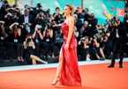 Scarlett Johansson diện váy cúp ngực xẻ cao nổi bần bật trên thảm đỏ Venice