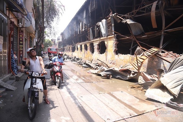 Nghe VietNamNet: Thu hồi văn bản không ăn thực phẩm trong bán kính 1km sau vụ cháy nhà máy Rạng Đông