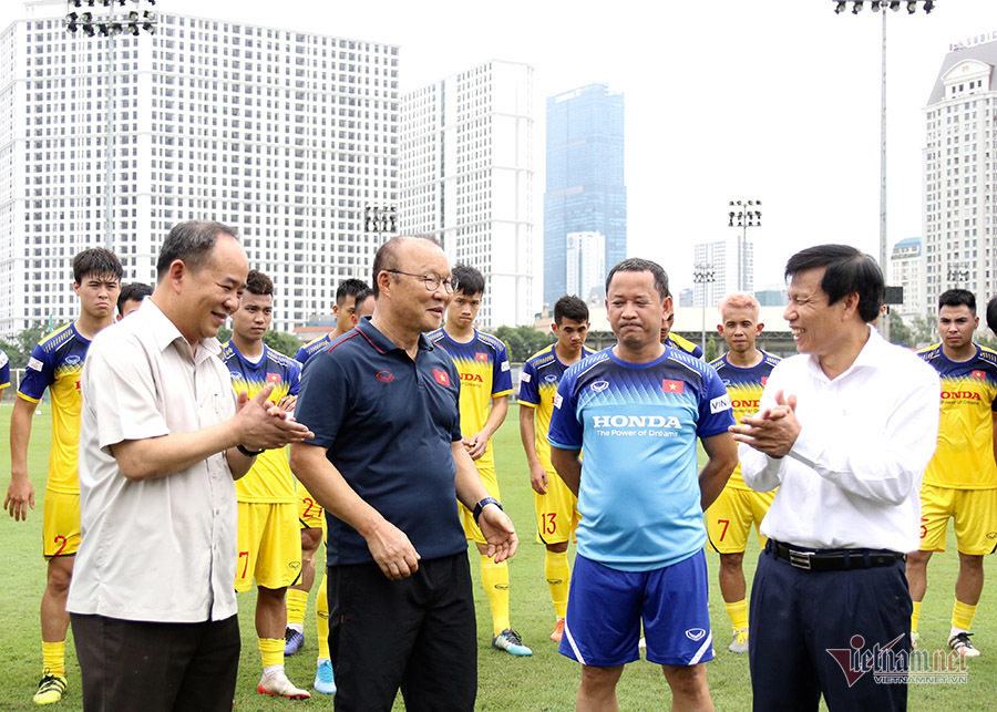 Tuyển Việt Nam tập kín như Thái Lan, Bộ trưởng đứng chờ gặp thầy Park