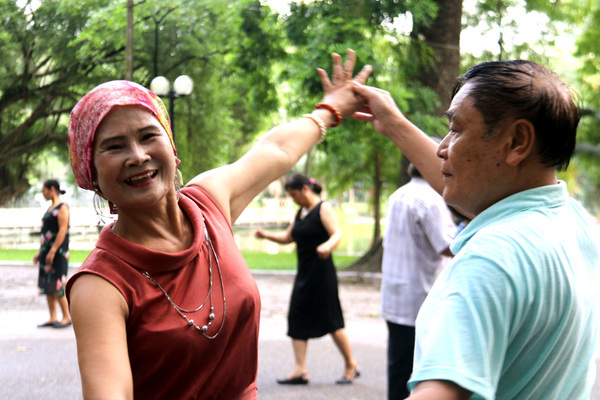 Người phụ nữ 'đầu trọc' ở phố đi bộ, đi đến đâu mọi người vui đến đấy