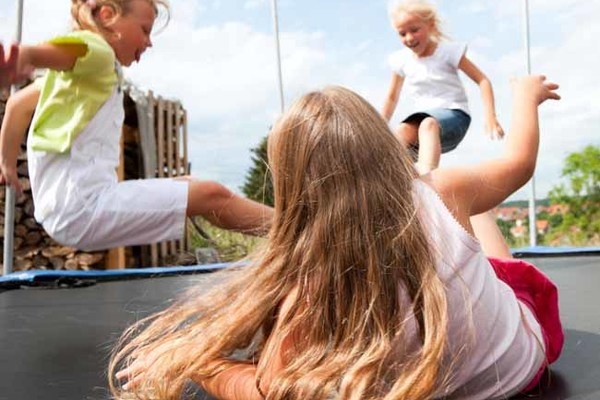 7 điều nguy hiểm con vẫn làm hằng ngày mà cha mẹ không hay biết