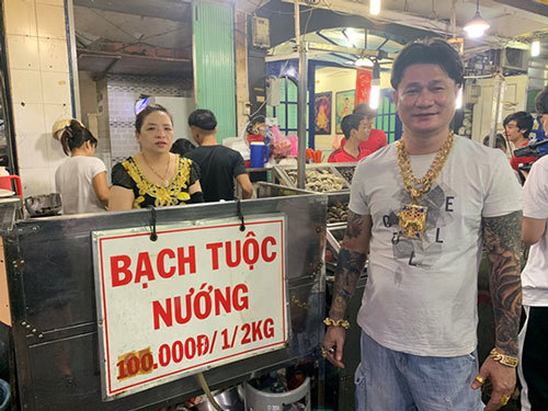 Ông chủ ở Sài Gòn đeo 100 lượng vàng trị giá 4 tỷ chỉ để bán ốc