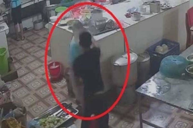 Kẻ tạt axit vào mặt nữ phụ bếp ở Hòa Bình bị bắt