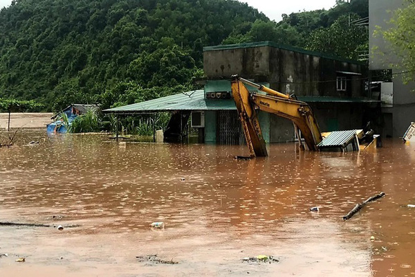 Lũ dâng cao chia cắt nhiều nơi, Quảng Ninh phát công điện khẩn