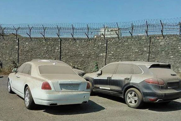 Nhiều xe sang Rolls-Royce bị bỏ hoang tại Dubai giàu có