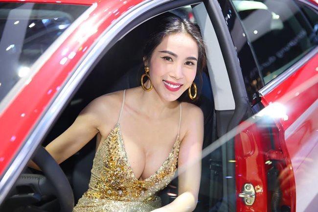 Bà xã Công Vinh, Mạc Hồng Quân mê mặc hở, phô trọn dáng gợi cảm, nuột nà