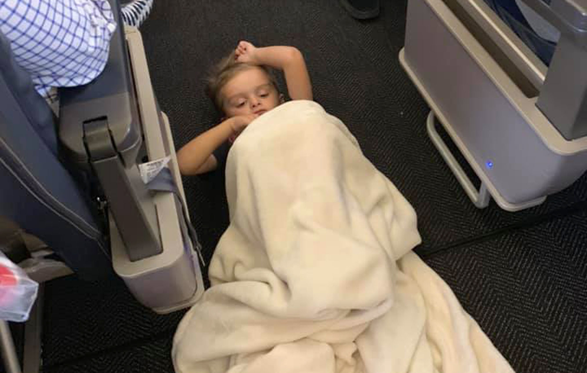 Chuyện cảm động về cậu bé tự kỷ làm loạn trên máy bay